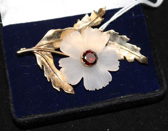 A 9ct gold flower brooch.